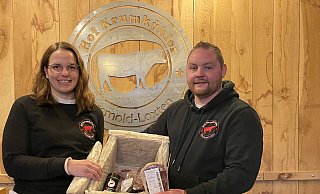 Karin Richter und Ulli Krumkühler verschicken Premiumfleisch vom Angusrind von ihrem Versmolder Hof zu Kunden in ganz Deutschland. - Tasja Klusmeyer