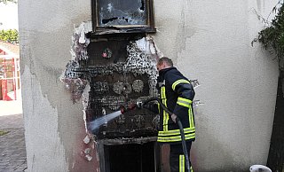 In der Dämmung: Ein Feuerwehrmann löscht kleine Glutnester. - Andreas Eickhoff
