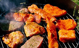 Bei Eintreffen der Polizei befanden sich circa neun Personen vor einem Mehrfamilienhaus an einem Grill. - Pixabay