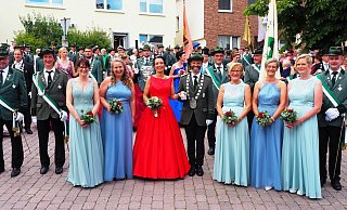 Umringt von den Königspaaren der Nieheimer Ortschaften präsentierte sich der Thron des Gastgebers mit Konrad Rolf (v. l.), Peter Süper, Lydia Rolf-Becker, Ulrike Kleine, dem Königspaar Renate und Martin Gerling, Hildegard Lohr, Steffi Rolf sowie Heike und Stephan Papenkordt. - Josef Köhne