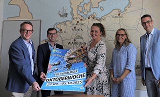 Leader Sasse (Stadtwerke), Tobias Scherf (Bürgermeister), Kristina Imhoff und Melanie Glade (Organisatorinnen) und Andreas Niggemeyer (Beigeordneter) laden zur Oktoberwoche. - Simone Flörke