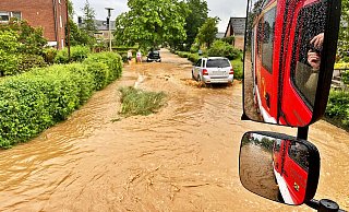 Das Archivbildzeigt die Sattelmeier-Straße in Enger: Wassermassen hatten sie überflutet. Machtlos standen Bewohner vor ihren Häusern. Der Starkregen hatte Keller und Straßen unter Wasser gesetzt. - Feuerwehr Enger Das Archivbildzeigt die Sattelmeier-Straße in Enger: Wassermassen hatten sie überflutet. Machtlos standen Bewohner vor ihren Häusern. Der Starkregen hatte Keller und Straßen unter Wasser gesetzt. - Feuerwehr Enger