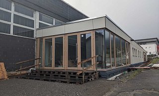 Noch geht ist der neue Turnhallen-Anbau in Bad Driburg über eine Paletten-Treppe erreichbar, doch bis Weihnachten soll der neue Gebäudetel nutzbar sein. Die Außenanlagen sollen im Frühjahr fertiggestellt werden. - Burkhard Battran