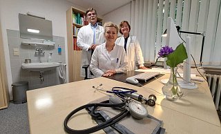 Marienmünster ging mutig voran: Hausarzt Tobias Lunemann, Internistin Olga Gauert und Olga Krahn haben in 2024 das neue Medizinische Versorgungszentrum aufgebaut. - Madita Schellenberg Marienmünster ging mutig voran: Hausarzt Tobias Lunemann, Internistin Olga Gauert und Olga Krahn haben in 2024 das neue Medizinische Versorgungszentrum aufgebaut. - Madita Schellenberg