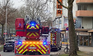 Die Feuerwehr rückte mit zahlreichen Kräften aus. - Claus Frickemeier