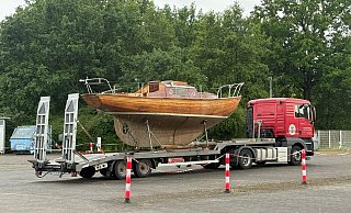 Auf einem speziellen Anhänger wurde die Segeljacht der Freunde aus dem Kreis Gütersloh zum Ijsselmeer transportiert. - Ludger Niehüser