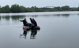 Die Tauchergruppe der Feuerwehr Petershagen war mit ihrem Sonarboot im Einsatz. - Jan Henning Rogge