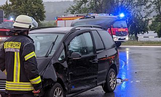 Der VW Scharan wurde im Bereich der Fahrertür schwer beschädigt. - Burkhard Battran