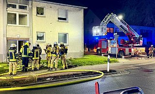 Die Feuerwehr Büren löschte einen Zimmerbrand in Wewelsburg. Eine Frau erleidet Verletzungen, zwei Katzen werden gerettet. - Ralph Meyer