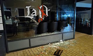 Mit einem Gullydeckel wurde in der Nacht auf Dienstag, 5. August, die Schaufensterscheibe eines Friseurgeschäfts am Neuen Markt eingeworfen. Die Täter sind flüchtig. - Claus Frickemeier