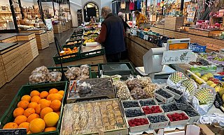An diesem Obst- und Gemüsestand in der Herforder Markthalle entwendeten die Unbekannten die Kasse mit den Tageseinnahmen. Die Kriminalpolizei ermittelt. - Claus Frickemeier