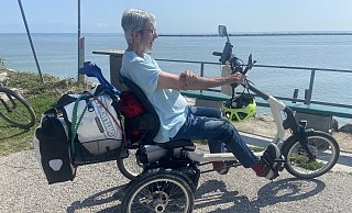 Dieter Begemann sitzt auf seinem Easy Rider und schaut aufs Wasser. - privat