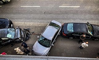 Ein grauer Audi landete vor einer Hauswand. Den Unfall an der Mindener Straße in Herford soll aber ein anderer Wagen ausgelöst haben. - Jobst Lüdeking