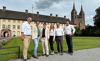 Auftraggeber und Studienautorn: Bernd Klöver (CHE-Consult GmbH, von links), Yvonne-Christin Knepper-Bartel (Vizepräsidenten für Bildung und Nachhaltigkeit, TH OWL), Nicole Soltwedel (Kanzlerin, TH OWL), Dajana Kulik (Rheform GmbH), Guido Benzler (Geschäftsführender Gesellschafter, rheform GmbH), Matthias Götz (Büro Bergmann GmbH) vor dem Schloss Corvey. - TH OWL
