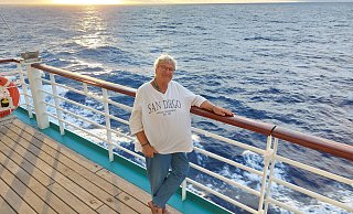 Brigitte Leiwesmeier genießt die Weltreise auf dem Kreuzfahrtschiff Artania wie hier in der Südsee. - Leiwesmeier