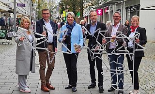 Astrid Möller (v.l.), Christoph Lanvers, Bürgermeisterin Susanne Rutenkröger, Wirtschaftsförderer Nils Krenz, Ralf Grund vom Stadtmarketing und Kathrin Kirchhoff von der Sparkasse freuen sich auf die neue Gemütlichkeit beim Bünder Weihnachtsmarkt. - Alexandra Stratmeier