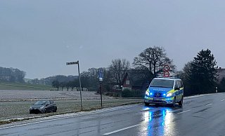 In einer langgezogenen Linkskurve kam der 69-Jährige auf der Mindener Straße mit seinem Toyota von der Fahrbahn ab und landete in einem Feld. - Claus Frickemeier