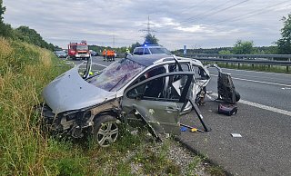 Der Peugeot mit polnischem Kennzeichen kam im Kreis Gütersloh nach rechts von der Fahrbahn ab und überschlug sich. - Andreas Eickhoff