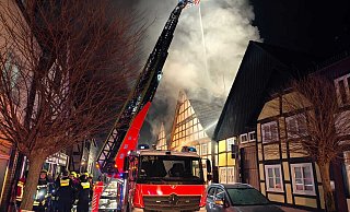 In der engen Innenstadt von Holzminden ist am Montagabend in einem Dachstuhl ein Feuer ausgebrochen. Die Feuerwehr ist mit der Drehleiter im Einsatz. - Svenja Ludwig