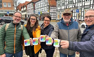 Freuen sich auf den Wintergenuss: Wilm Pollmann (v. l.) , Selina Knipping, Nicole Scheifers, Reinhard Becker und Michael Brenke, Geschäftsstellenleiter Vereinigte Volksbank. - Warburger Hanse