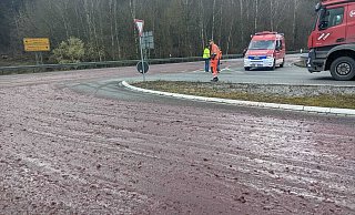 Aufgrund eines Defekts hat ein Lkw Schlachtabfälle auf der Bundesstraße 64 bei Brakel verstreut. B64 und B252 sind aktuell gesperrt. - Burkhard Battran