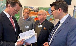 Ministerpräsident Hendrik Wüst im Gespräch mit Vertretern der Initiative WiduLand. - Katharina Eisele