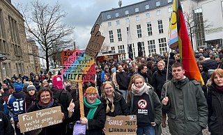 Mit Fahnen, Pappschildern und lauten Parolen starten die Demonstranten am Sonntagnachmittag Richtung Altstadt. - Jörg Diekmann