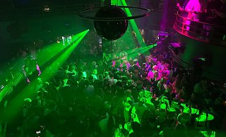Im Café Europa am Jahnplatz wird ausgiebig gefeiert, der Club ist kurz nach Mitternacht rappelvoll. - NW