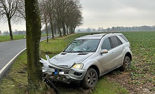 Der Mercedes ist gegen einen Baum geprallt. - Claus Frickemeier