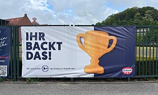 „Ihr backt das!“: Dr. Oetker hat für das Pokalfinale das nötige Triebmittel im Portfolio – auch wenn der Pokal selbst weniger an den DFB-Pokal als an den Henkelpott der Champions League erinnert. - NW