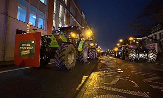Landwirte sind mit mehr als 40 Traktoren durch Herford unterwegs, um gegen die geplante ICE-Trasse zu demonstrieren. - Katharina Eisele