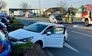 Ein Opel Astra stößt auf der Karl-Schurz-Straße in Paderborn mit einem Opel Agila zusammen. Vier Personen werden bei dem Unfall verletzt. - Ralph Meyer