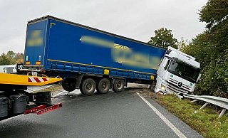 Ein Lkw blockiert die Abfahrt Paderborn-Elsen der Autobahn 33 in Fahrtrichtung Bielefeld. - Ralph Meyer