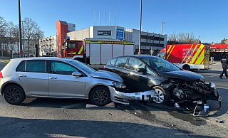 Bei einem Verkehrsunfall im Kreuzungsbereich Auf der Freiheit/Bahnhofstraße sind in Herford zwei Menschen leicht verletzt worden. - Claus Frickemeier