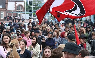 Die Polizei schätzt, dass mehrere tausend Menschen zur 2. Anti-Polizei-Demo kommen werden. Dieses Bild ist von der ersten Demo. - Claus Frickemeier
