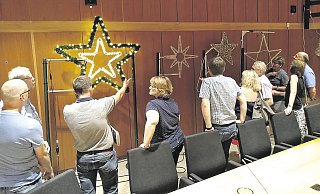 Der Leuchtende soll’s sein: Die Ausschussmitglieder und die Gäste können sich vier zur Auswahl stehende Sterne ansehen. Der Stern links gefällt am besten. - Sigurd Gringel