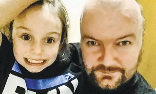 Run DSC: Lee Owen mit seiner Enkelin Paige (5) sind verrückte Arminia-Fans. - Privat