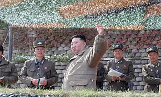 Kim Jong Un bei einer Militärübung für Luftangriffe der koreanischen Volksarmee. - kcna/kns/dpa