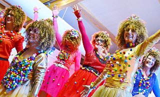 Als tanzende Konfettis fegten die "Glamour Girls" über die närrische Bühne. Die jungen Hüpfer feierten damit ihren 15. Geburtstag. - Silke Riethmüller