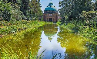 Ort der Bielefelder Erinnerungskultur: Die Alte Kapelle des Sennefriedhofes spiegelt sich im großen Wasserbecken. - jonek.fotografie.de
