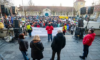 An die 1.000 Menschen kommen zur Kundgebung auf den Rathausplatz. Sie setzen auf „Solidarität statt Spaltung und soziale Gerechtigkeit statt Hetze“. Foto: Ralf Bittner - Ralf Bittner