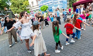Die Tanzschule Roemkens sorgt auf dem Fürstenau-Platz für Bewegung. Im Quartier rund um den Gänsemarkt hatte das Fest als „Welkindertag in der Radewig“ seinen Anfang genommen.?Foto: Ralf Bittner - Ralf Bittner