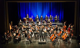 Die Nordwestdeutsche Philharmonie spielt 2024 fast 150 Konzerte, davon 132 in den Mitgliedsstädten und -kreisen des Trägervereins. Darunter sind die Neujahrskonzerte oder Sonderkonzerte wie das Friedenskonzert 2023 im Stadttheater Herford. - Ralf Bittner