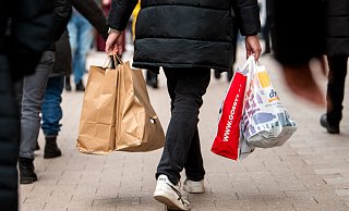 Die Verbraucherstimmung in Deutschland hat sich im Juli leicht aufgehellt.(Archivbild) - Daniel Bockwoldt/dpa