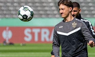 Mittelfeldstratege Angelo Stiller war nach seiner Bänderverletzung beim Abschlusstraining des VfB Stuttgart im Berliner Olympiastadion dabei. - Soeren Stache/dpa