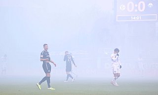 Auch Paderborns Abwehrakteur Marcel Hoffmeier (l.) fehlt ein wenig der Durchblick, nachdem "SCP-Fans" in der 14. Minute einige Rauchtöpfe gezündet haben. - picture alliance