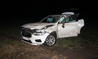 Der Volvo überschlug sich und erlitt bei dem Unfall offenbar einen Totalschaben. Das Fahrzeug musste vom Acker geborgen und abgeschleppt werden. Foto: - Polizei Minden-Lübbecke