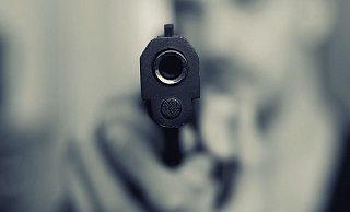 Mit einer gezogenen Schusswaffe ging der 36-Jährige auf seine Opfer los. An der Bleichstraße drückte er sogar ab. Doch sein Gegenüber mit einem Wischmopp war effektiver. - Symbolfoto: pixabay / Creative Commons