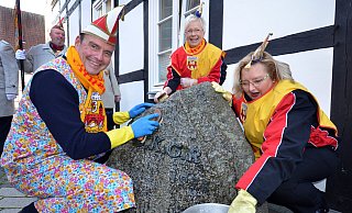 Eingespieltes Team: Bürgermeister Andreas Sunder und die Altweiber Birgit Boldt (r.) und Marianne Bartscher schrubben den Stein der Weisen in diesem Jahr besonders gründlich. - Birgit Vredenburg