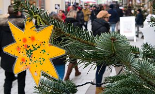 Vergangenes Jahr liefen die Herforder dicht an dicht über den Weihnachtsmarkt. Der Bürgermeister schaut nach dem Weltkindertag, was in diesem Jahr möglich ist. - Ralf Bittner